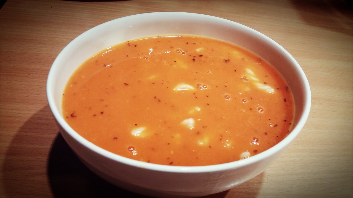 Zupa pomidorowa z czosnkiem i cebulą